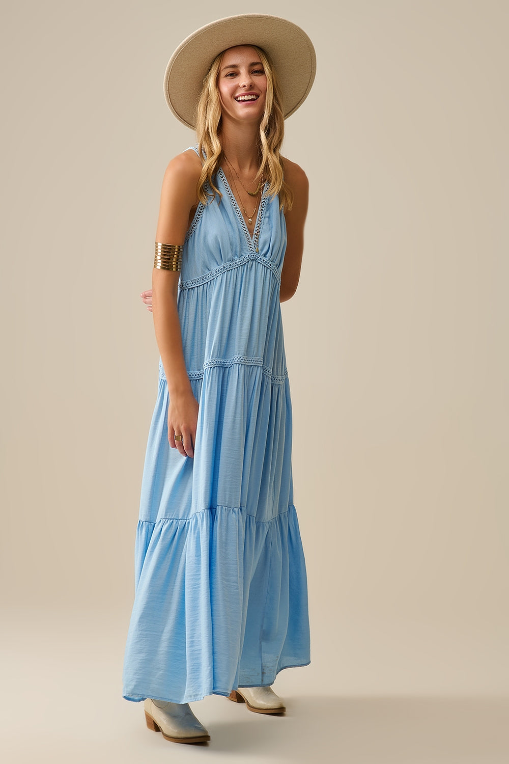 Maxi abito fluido con inserti in pizzo in blu chiaro