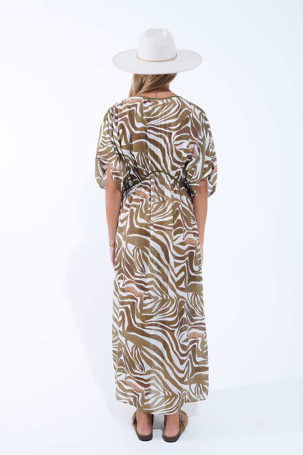 Maxi abito fluido in chiffon Khaki con stampa zebrata e coulisse in vita