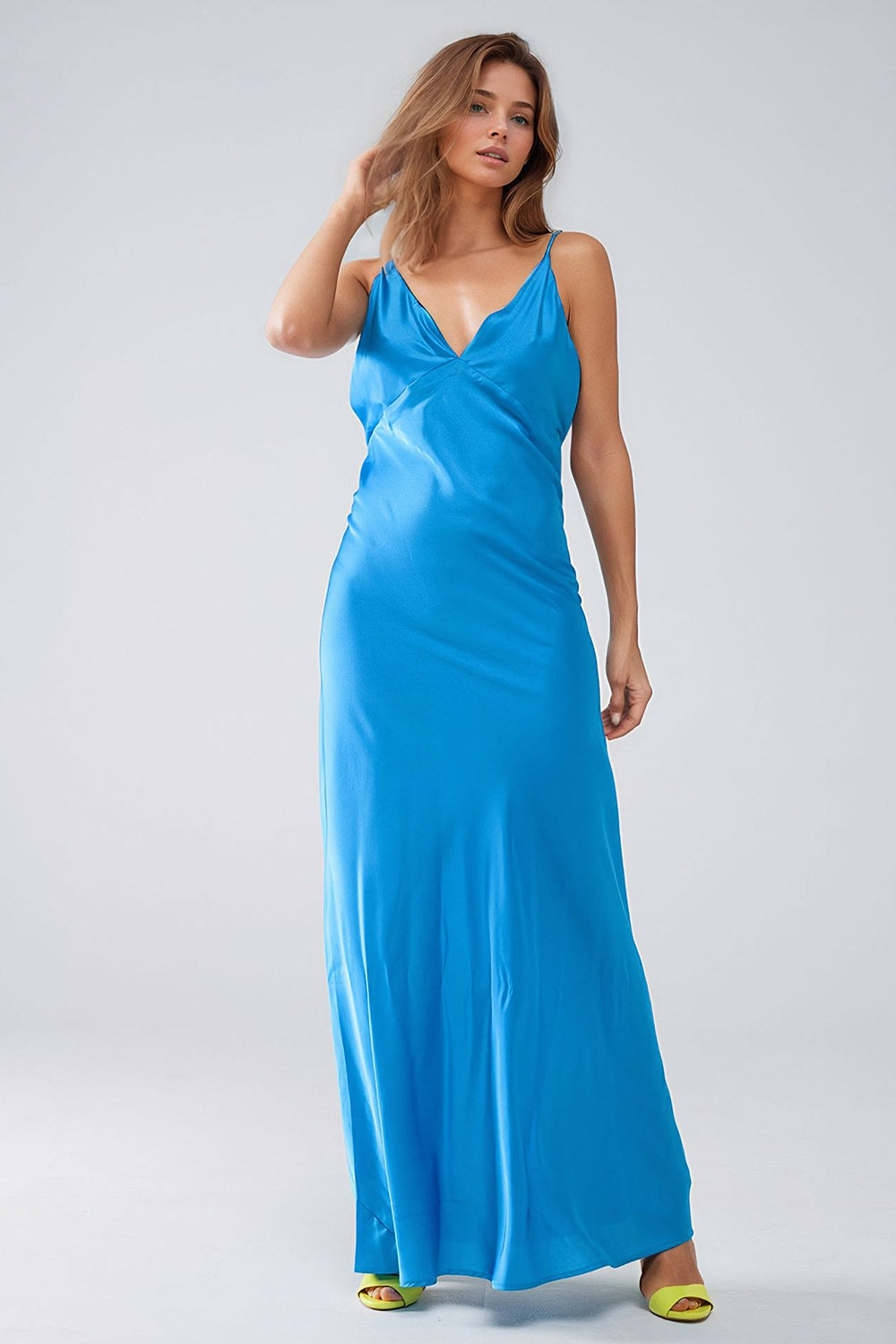 Maxi abito in raso con spalline in blu