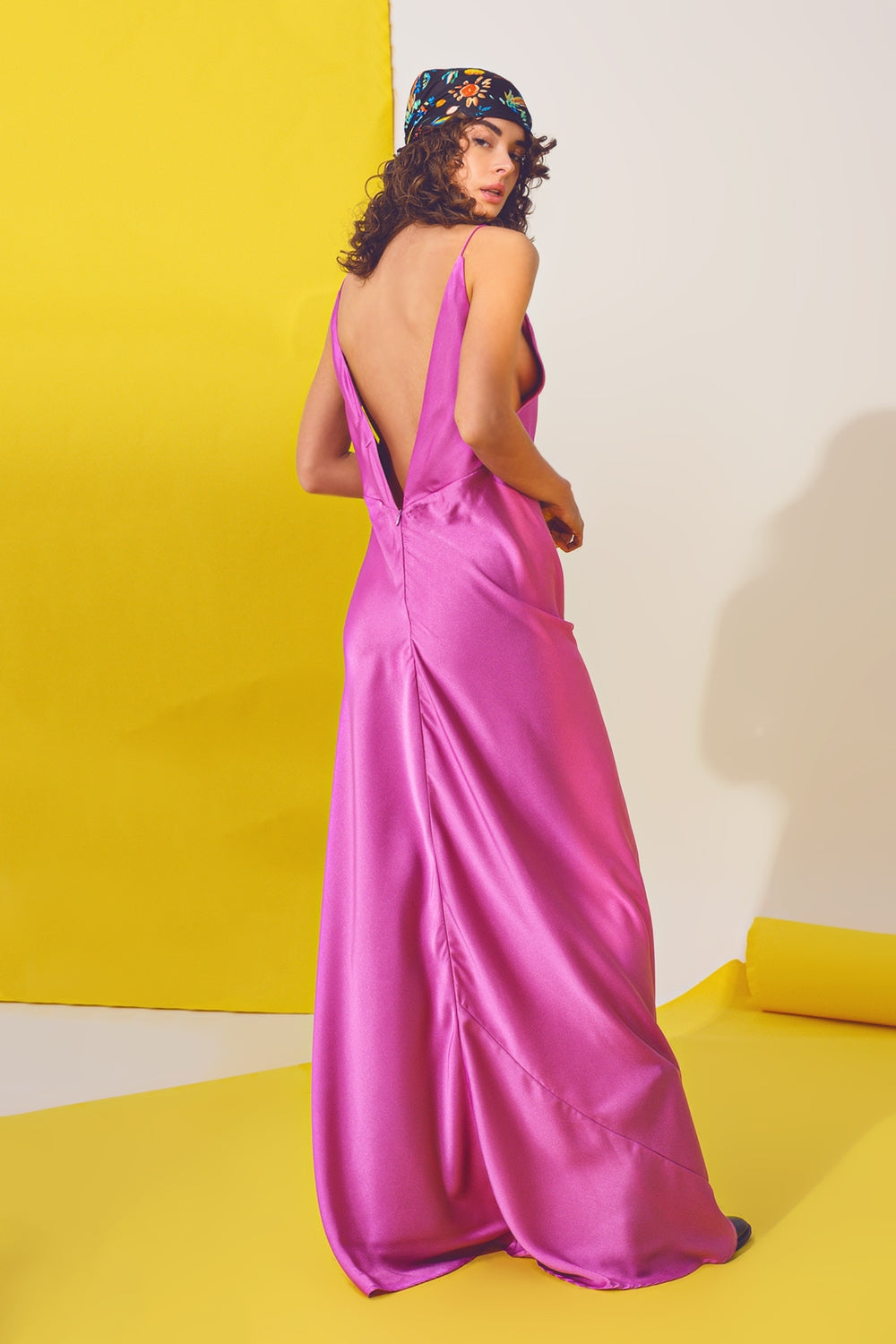 Maxi abito in raso con spalline in fucsia