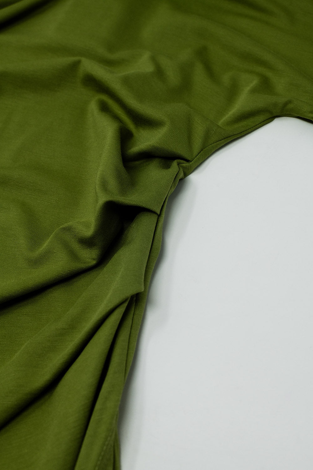 Maxi abito in viscosa verde con drappeggio laterale