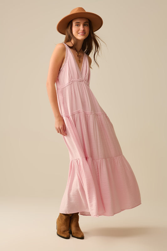 Q2 Maxi abito rosa con dettagli in pizzo e stile boho