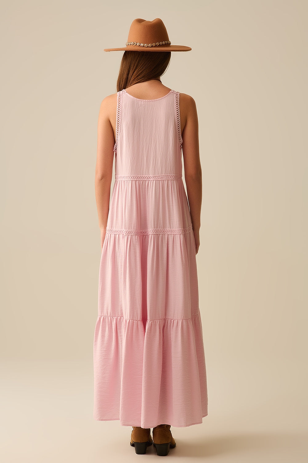 Maxi abito rosa con dettagli in pizzo e stile boho