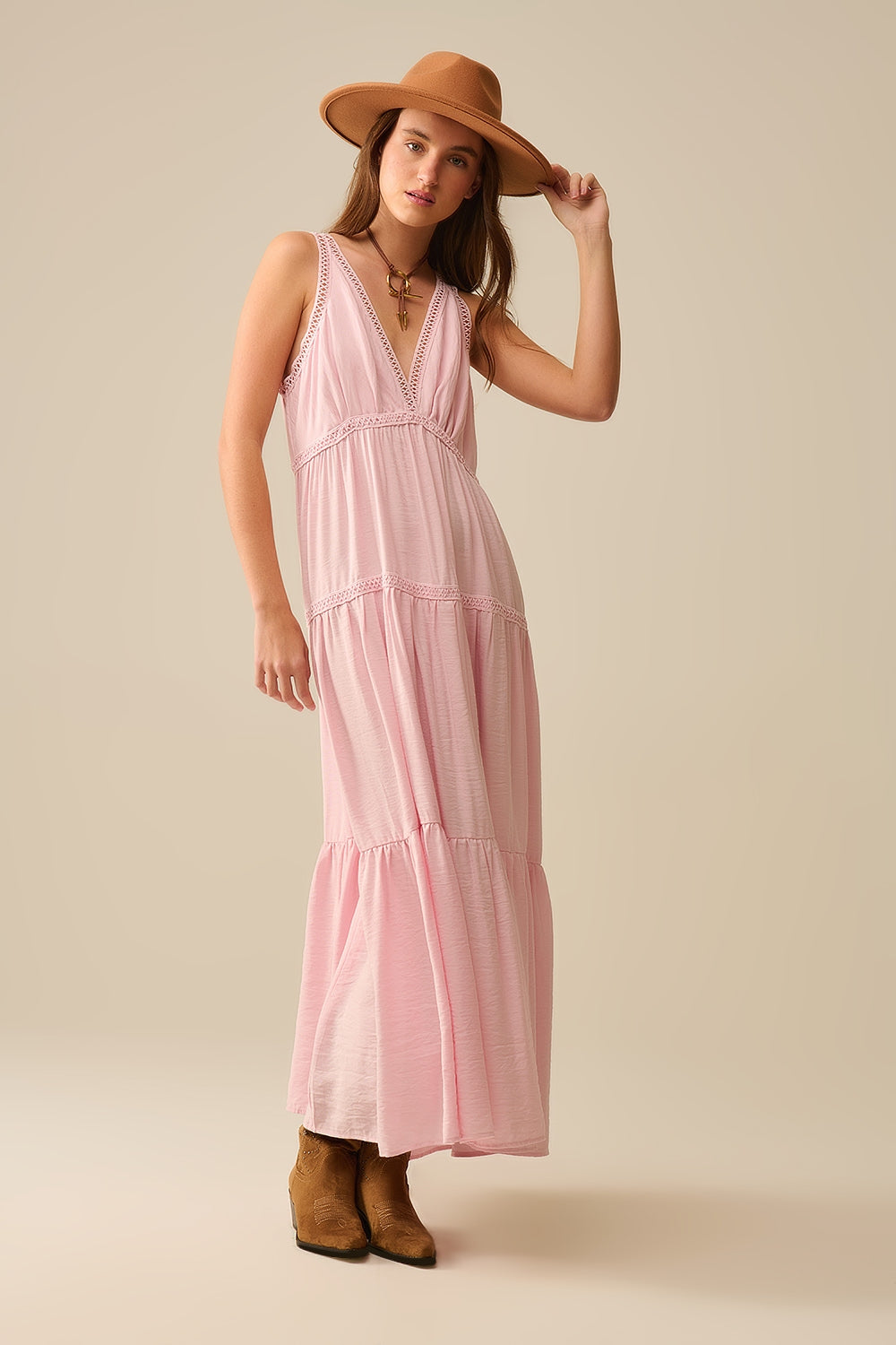 Maxi abito rosa con dettagli in pizzo e stile boho
