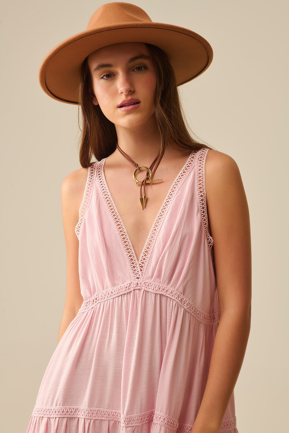 Maxi abito rosa con dettagli in pizzo e stile boho