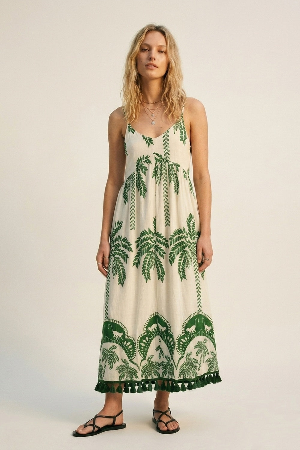 Maxi abito verde crema con stampa di palme e nappe dal taglio rilassato