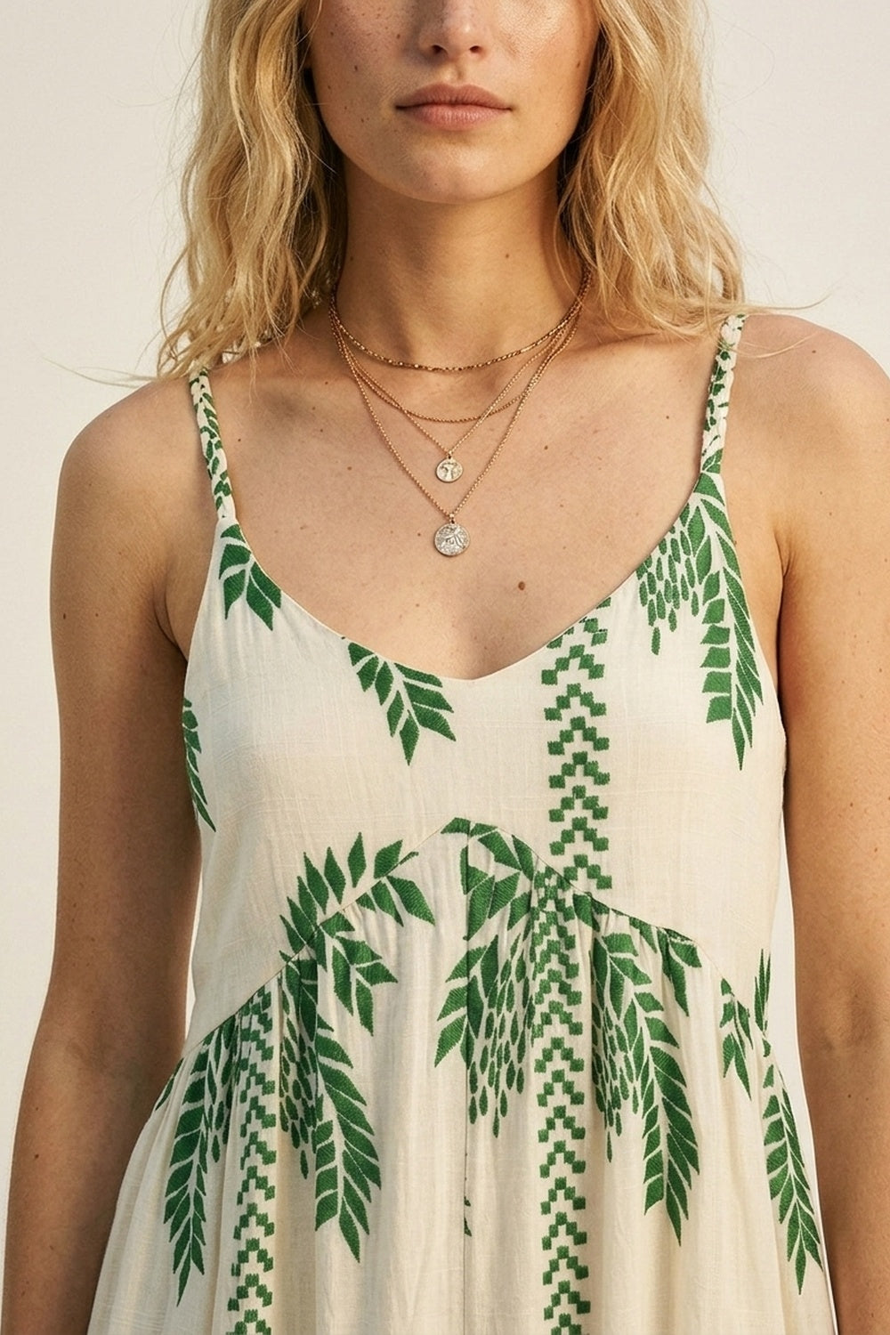 Maxi abito verde crema con stampa di palme e nappe dal taglio rilassato