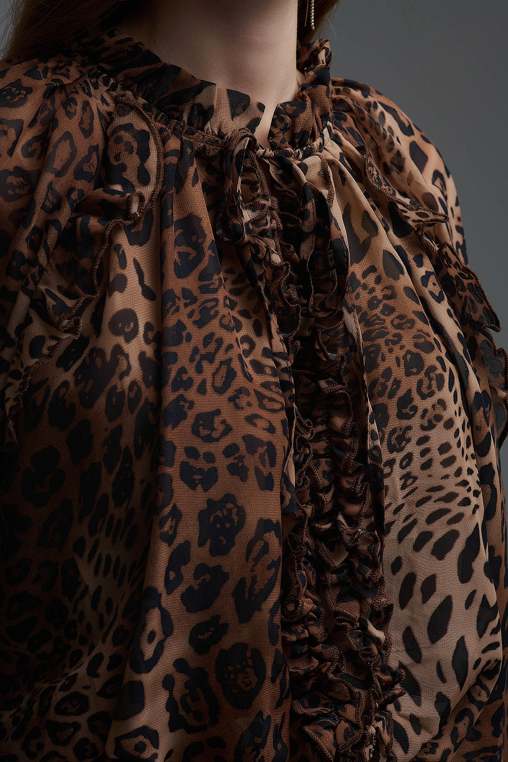 Mini abito in chiffon con stampa leopardata e dettagli con volant