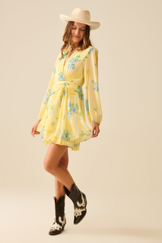 Q2 Mini abito primaverile giallo burro con increspature