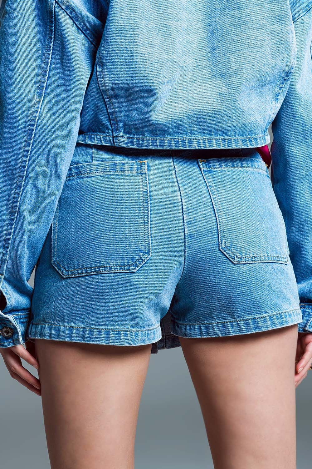 Mini short cargo in denim con abbottonatura frontale in lavaggio chiaro