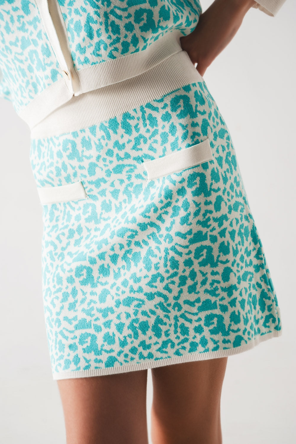 Minigonna in maglia leggera con stampa animalier turchese