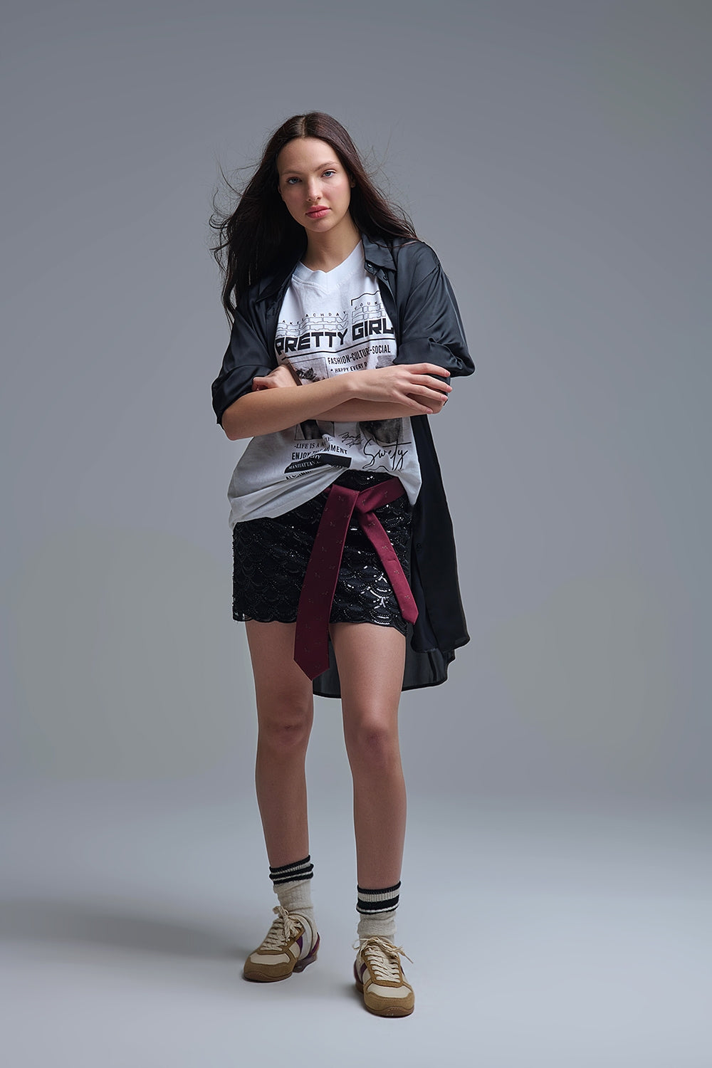 Minigonna smerlata di paillettes in nero