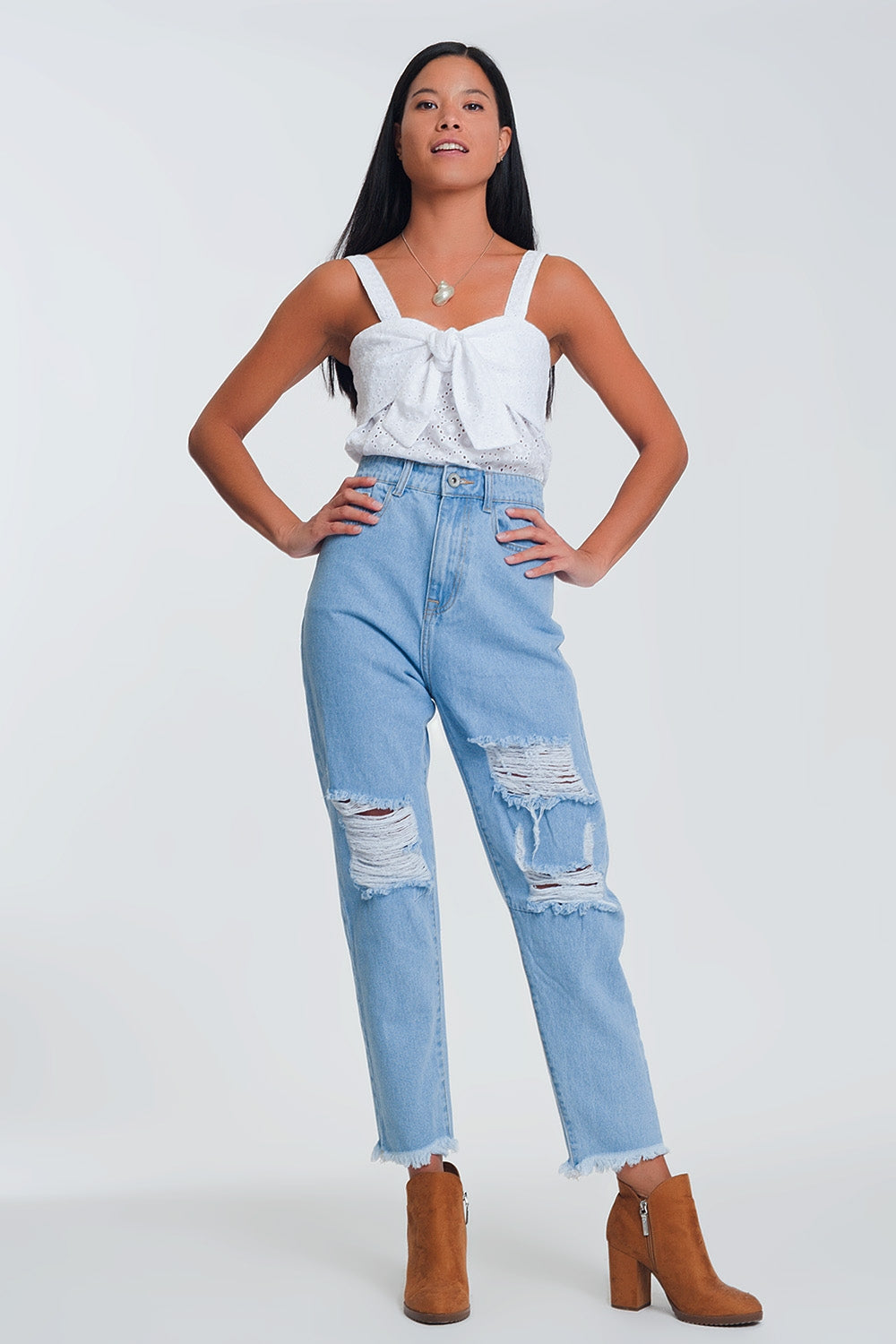Mom jeans a vita alta a azzurro con strappi al ginocchio