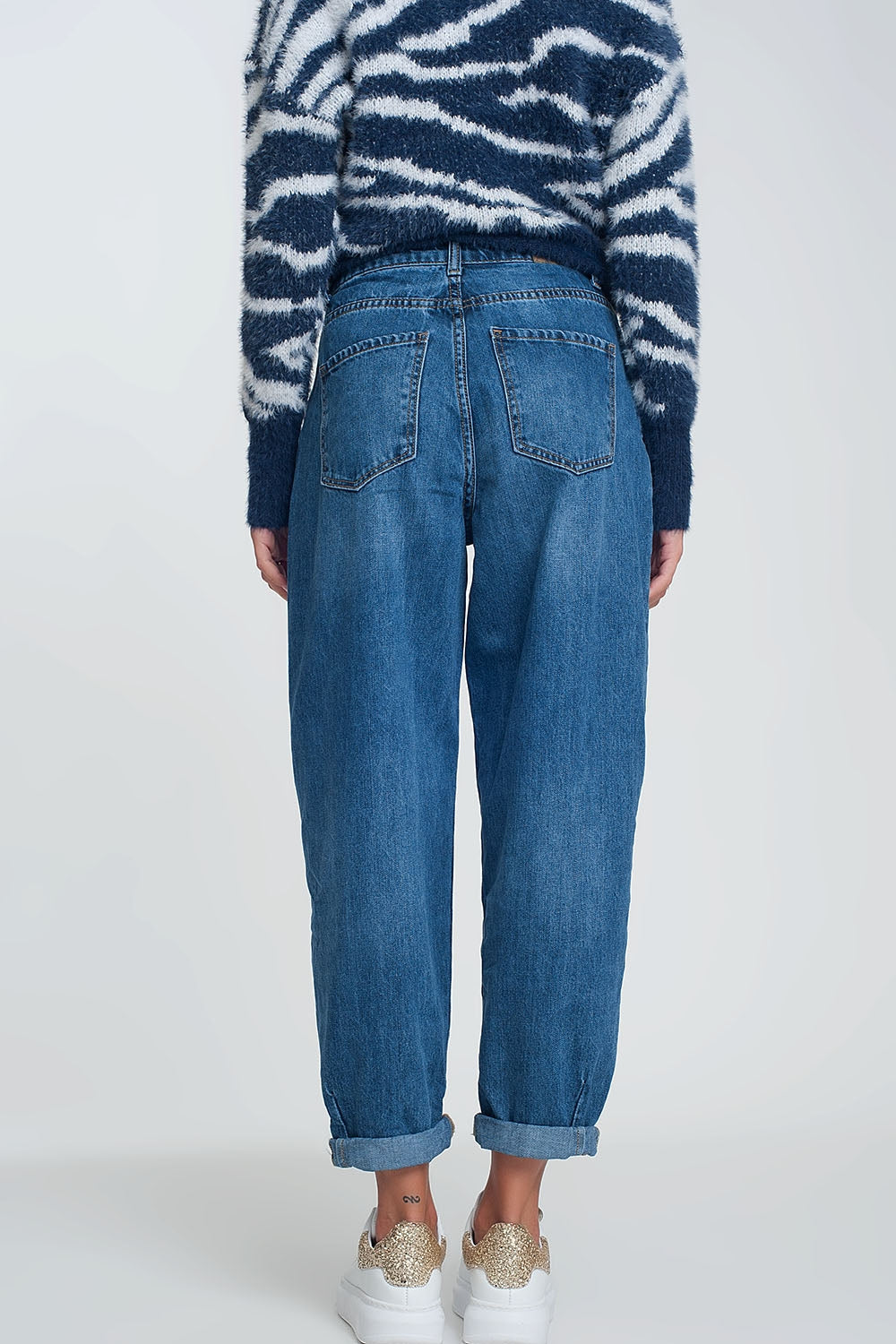 Mom jeans a vita alta con due ruches in vita in blu lavaggio scuro