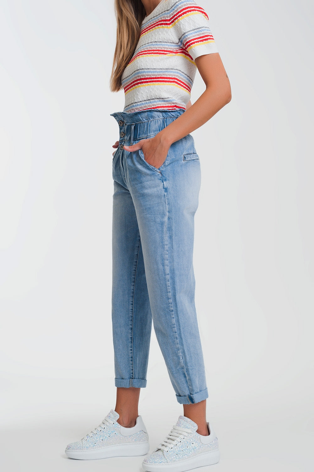 Mom jeans blu chiaro con vita elasticizzata e tre bottoni