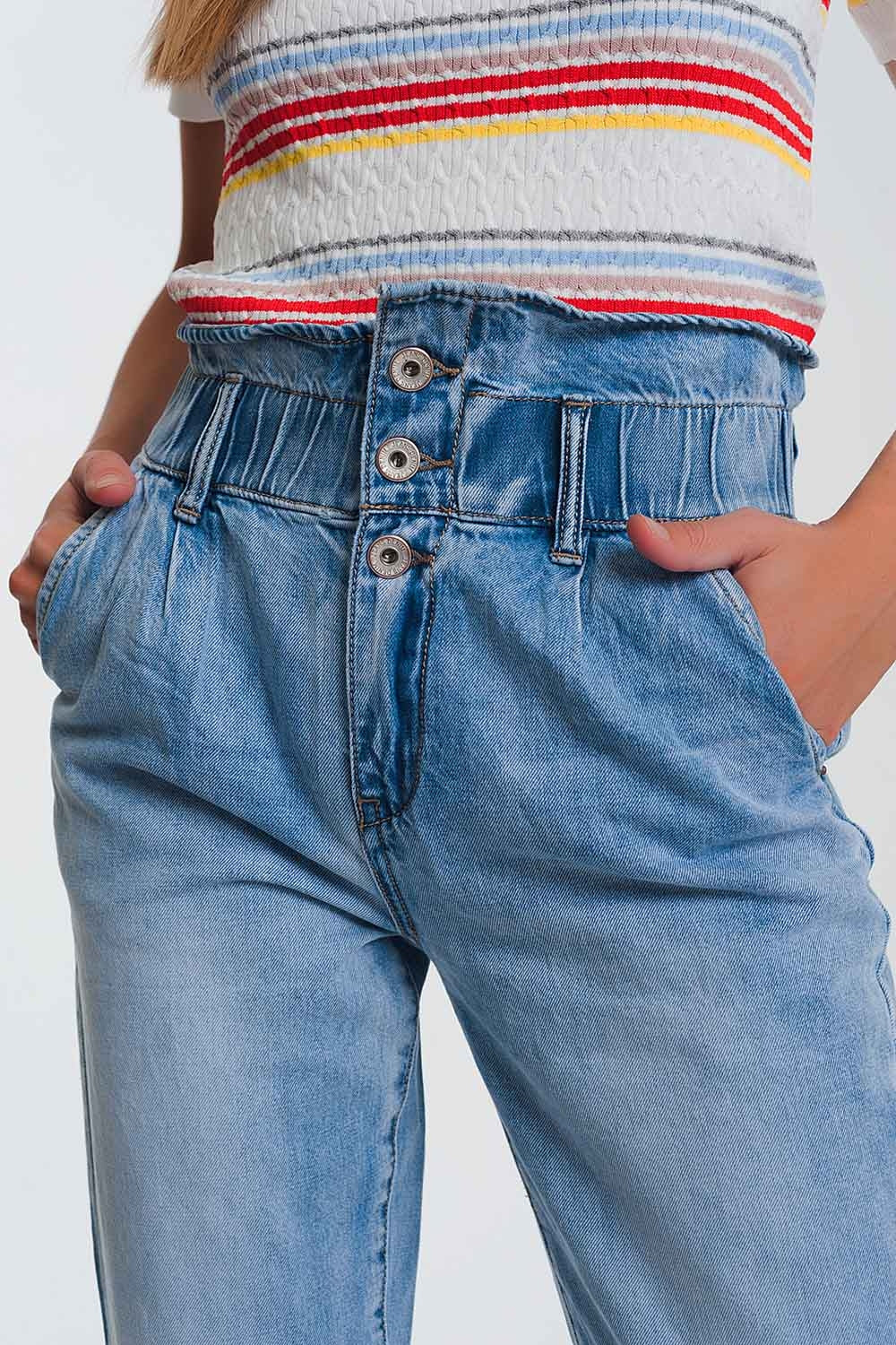 Mom jeans blu chiaro con vita elasticizzata e tre bottoni