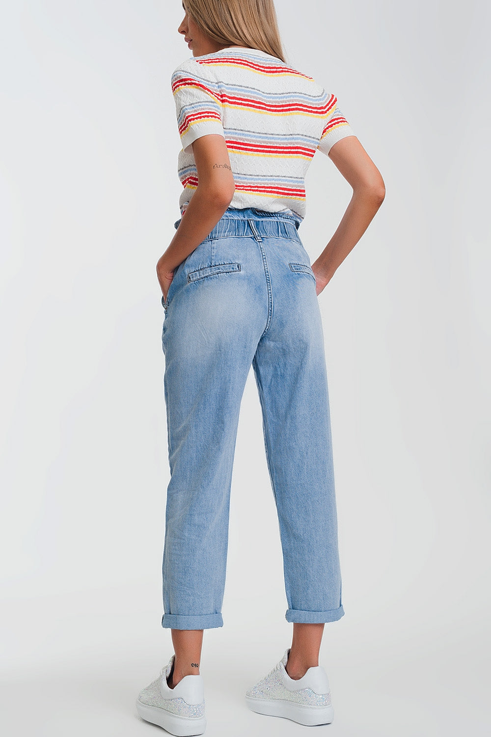 Mom jeans blu chiaro con vita elasticizzata e tre bottoni
