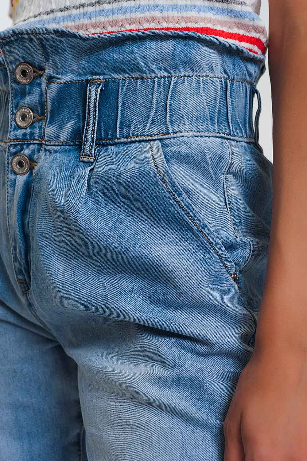 Mom jeans blu chiaro con vita elasticizzata e tre bottoni