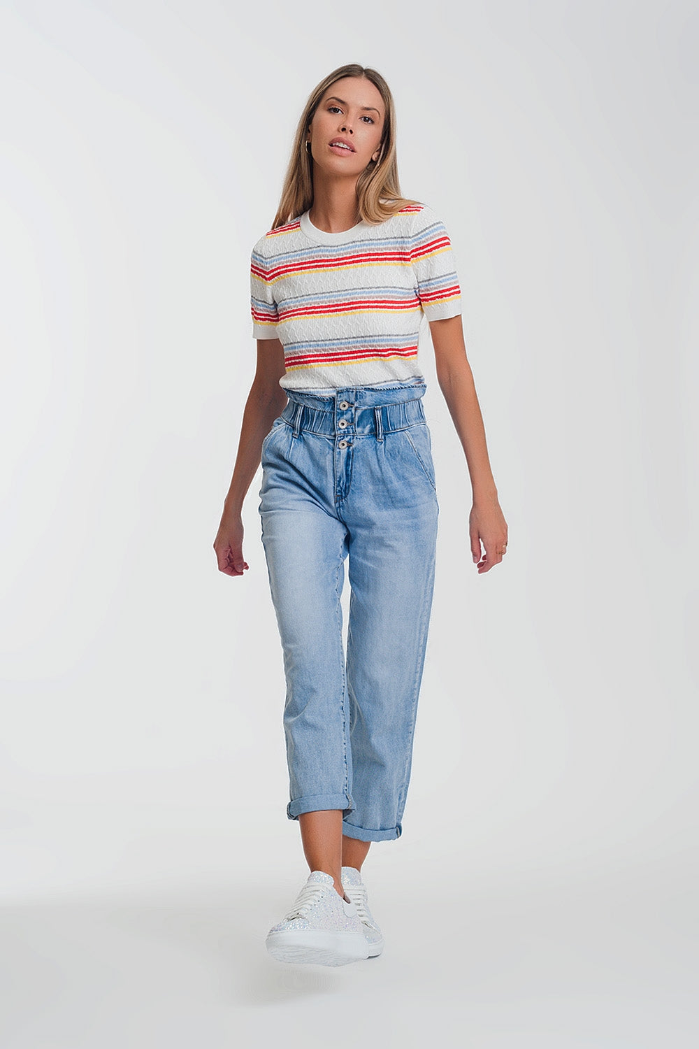 Mom jeans blu chiaro con vita elasticizzata e tre bottoni