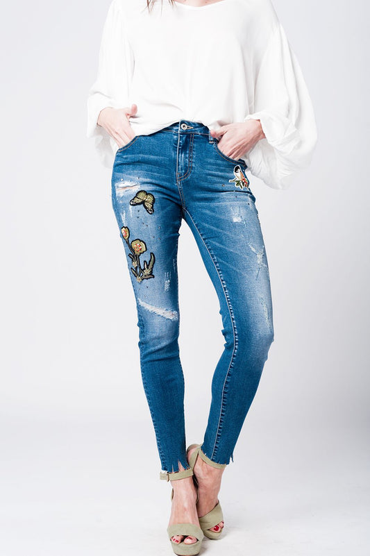 Q2 Mom jeans con le patch ricamate e strappi