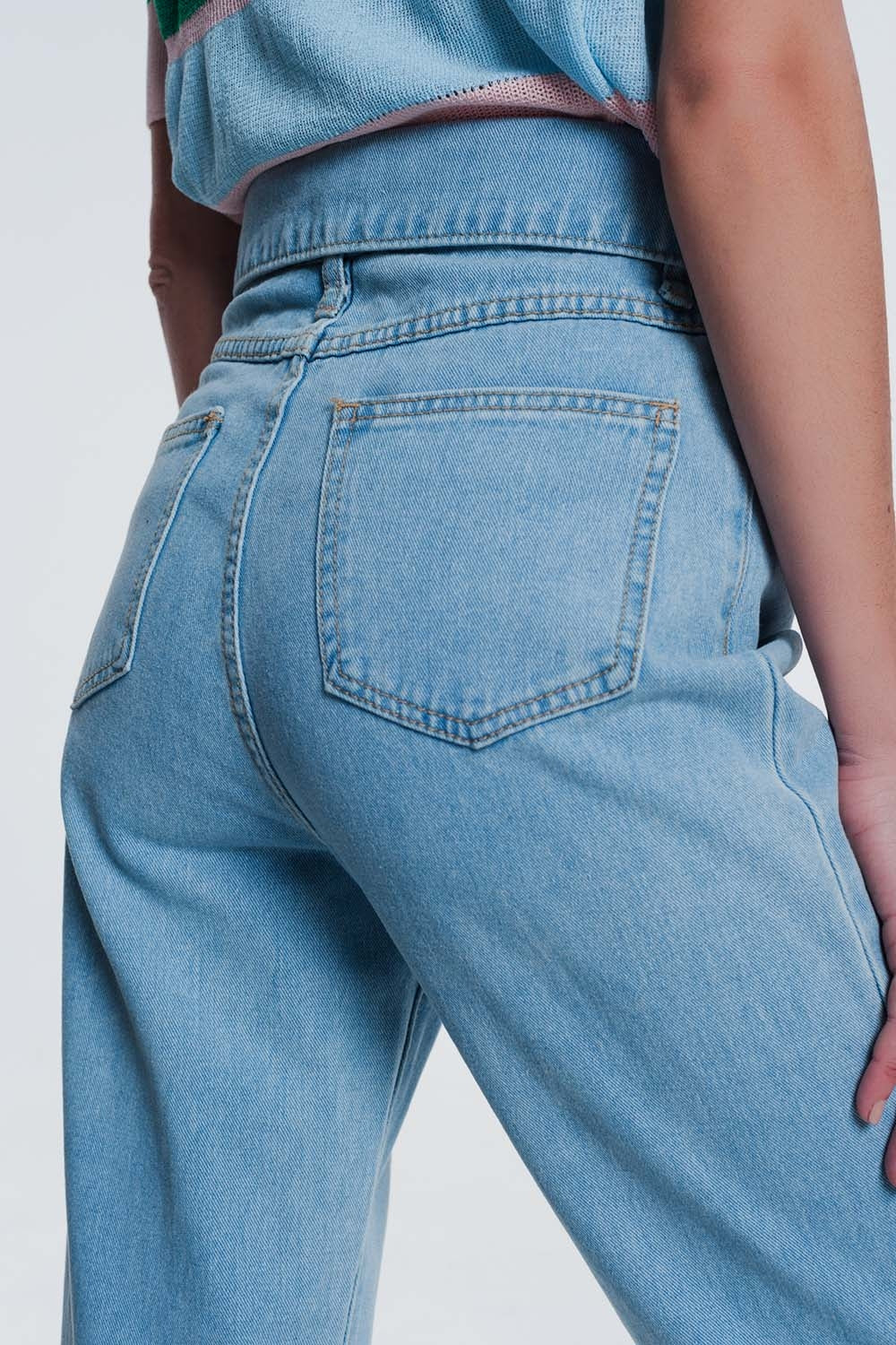 Mom jeans lavaggio blu medio con pinces sul davanticon vita piegata