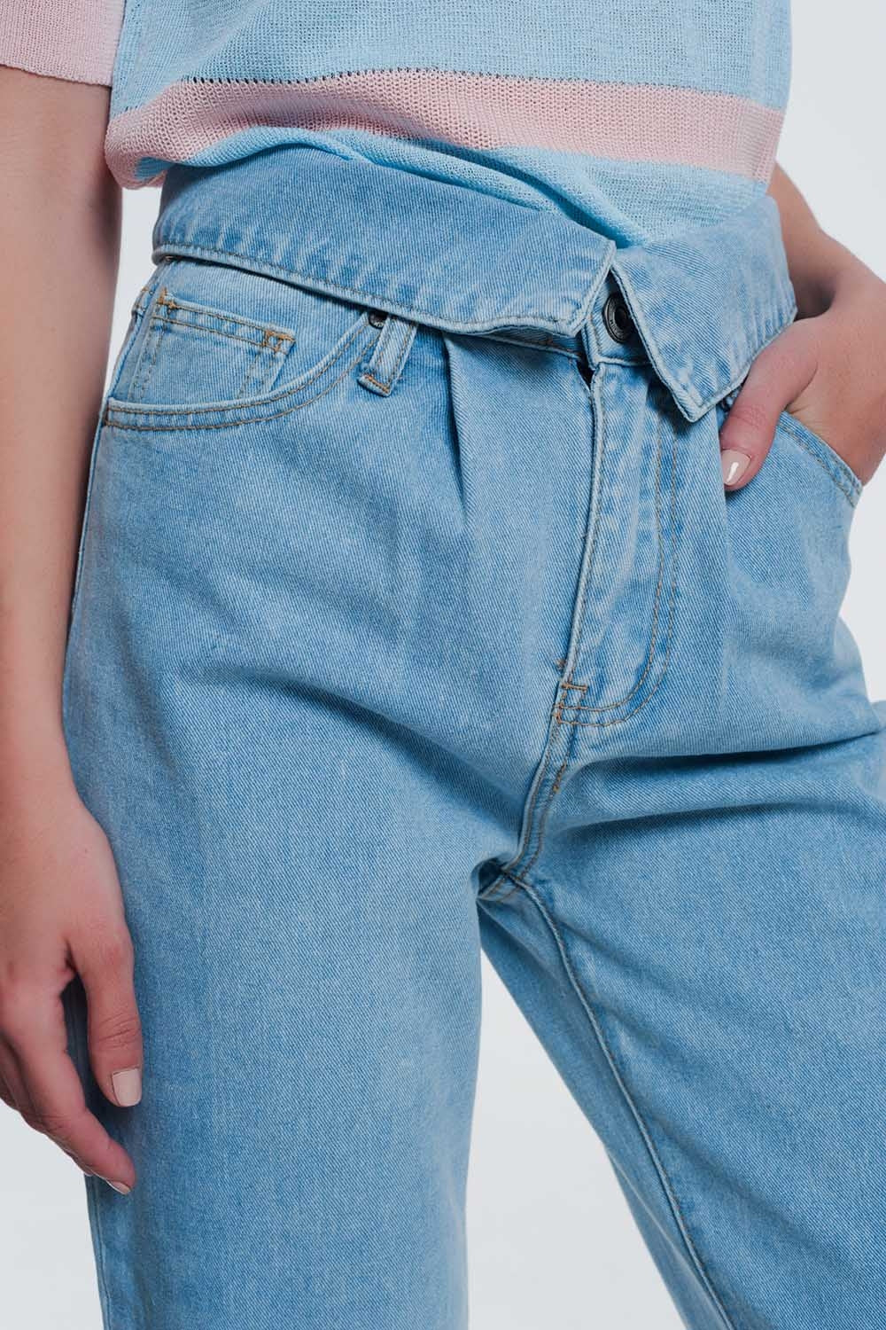 Mom jeans lavaggio blu medio con pinces sul davanticon vita piegata