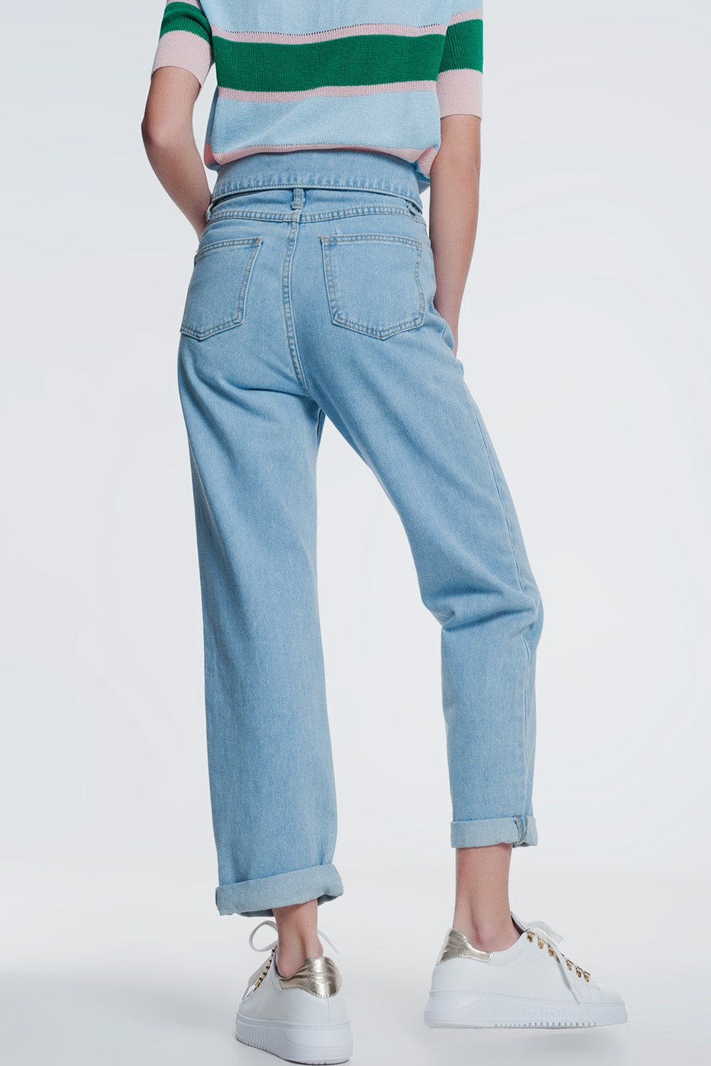 Mom jeans lavaggio blu medio con pinces sul davanticon vita piegata