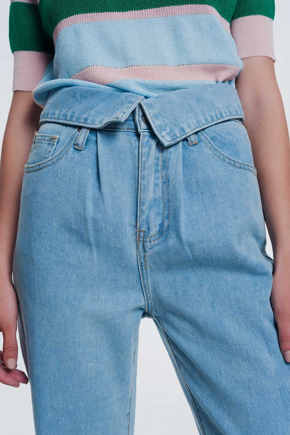 Mom jeans lavaggio blu medio con pinces sul davanticon vita piegata