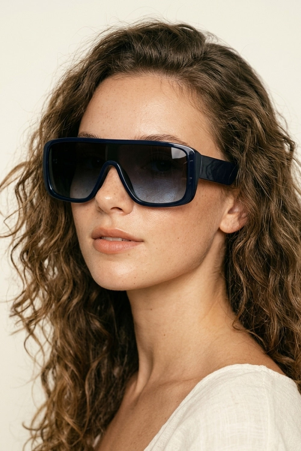 Occhiali da sole a mascherina con lenti sfumate e montatura quadrata oversize blu navy