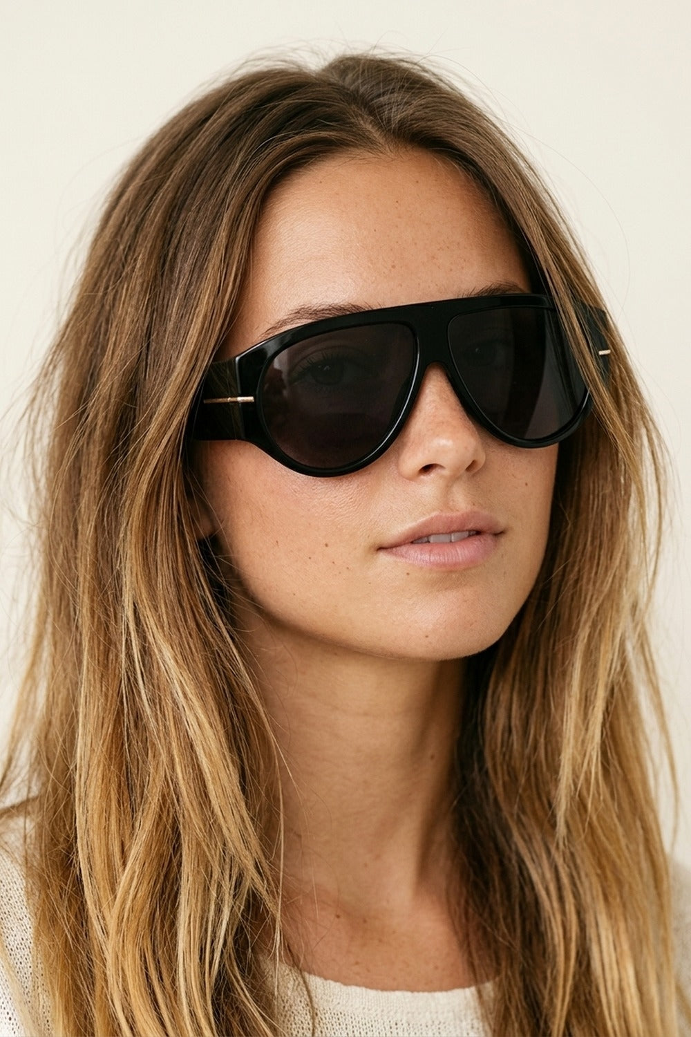 Occhiali da Sole Aviator con Montatura a Scudo Oversize Nera e Rifiniture in Oro