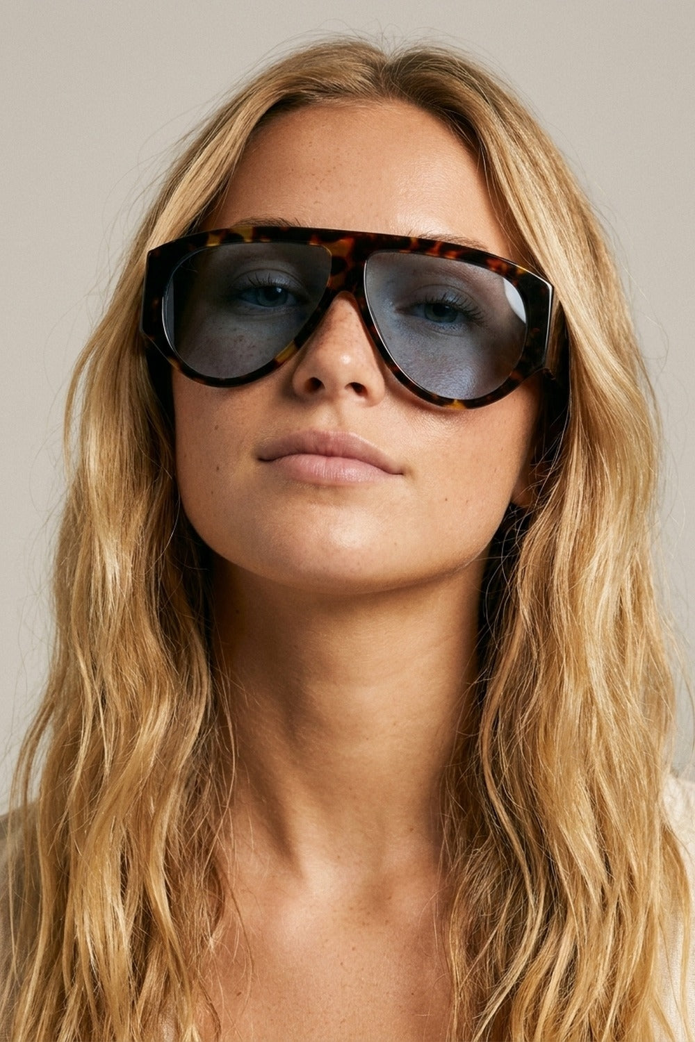 Occhiali da sole aviator con montatura tartarugata e lenti blu