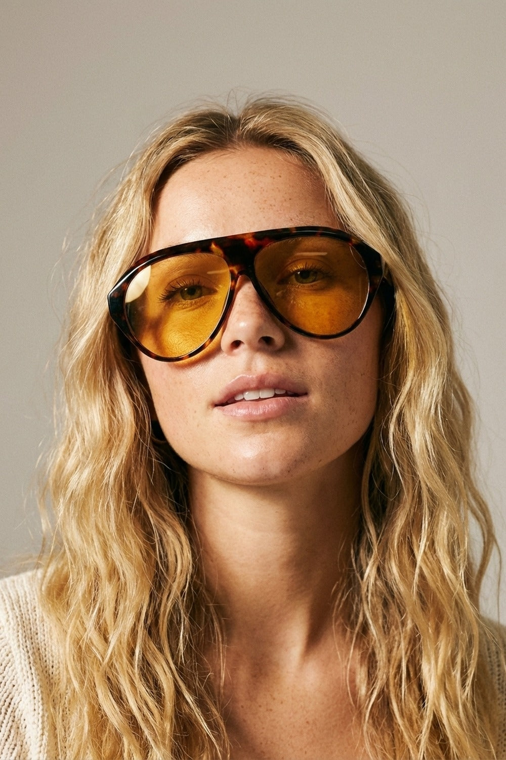 Occhiali da sole aviator marrone tartaruga con lenti ambrate