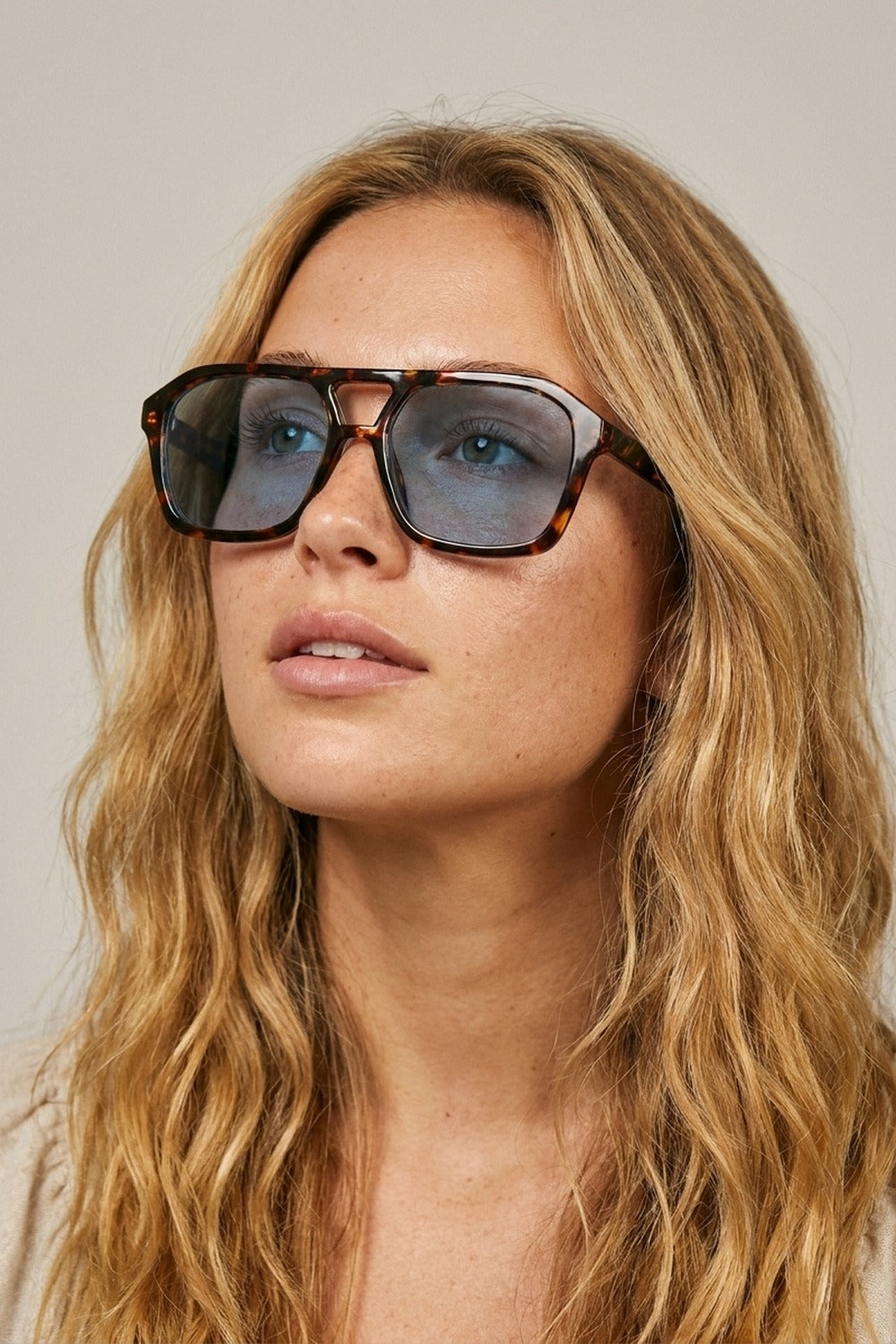 Occhiali da sole aviator marrone tartaruga con lenti blu