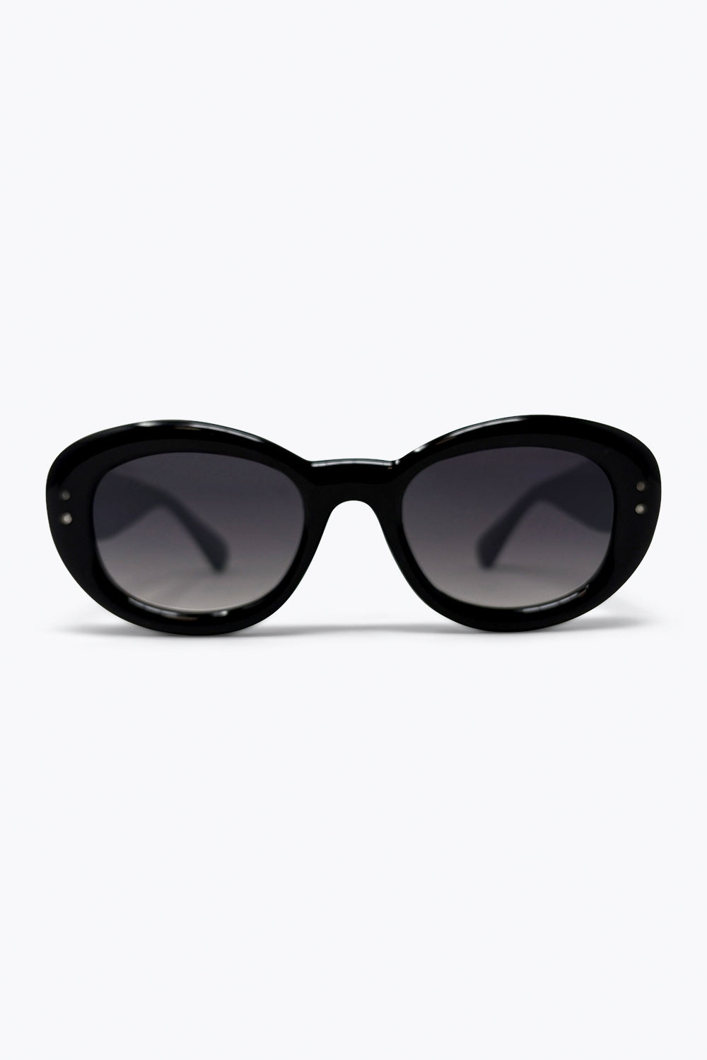 Q2 Occhiali da sole chunky con montatura ovale nera e lenti sfumate