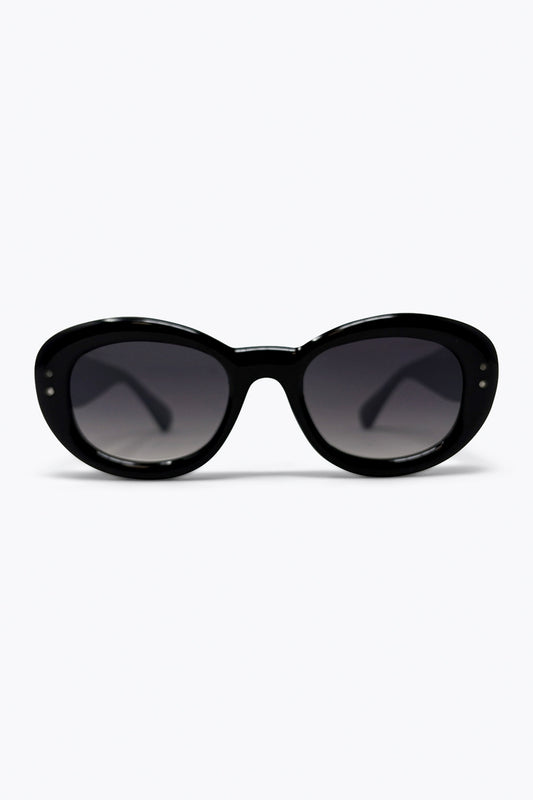 Q2 Occhiali da sole chunky con montatura ovale nera e lenti sfumate