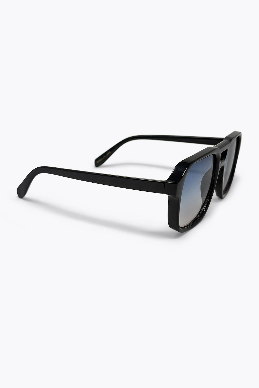 Occhiali da sole classici aviator con lenti nere sfumate e montatura quadrata