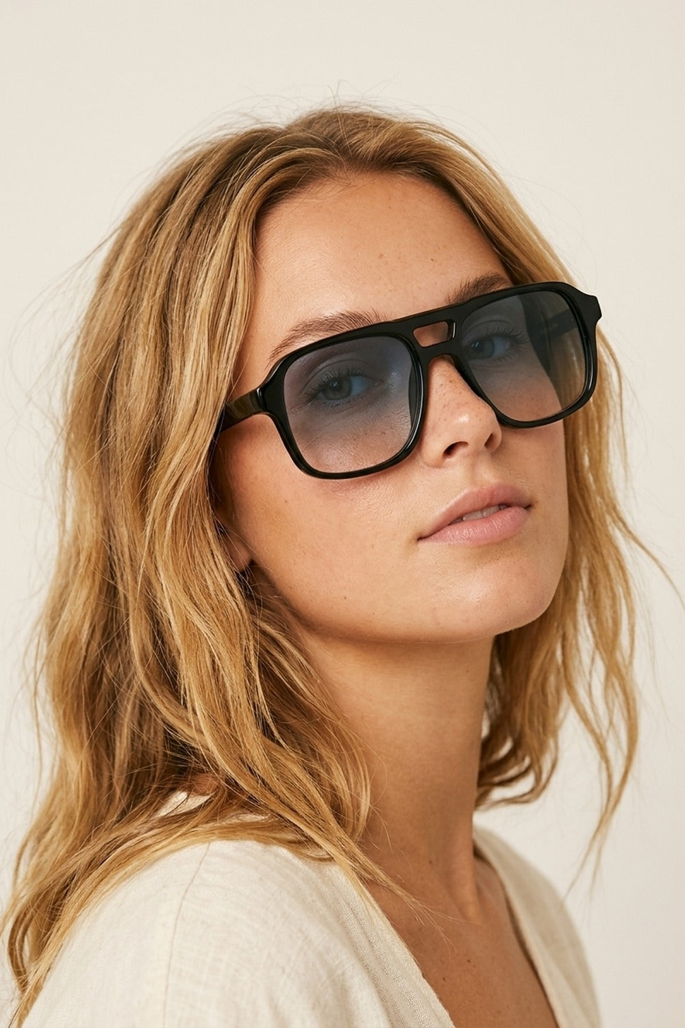 Occhiali da sole classici aviator con lenti nere sfumate e montatura quadrata