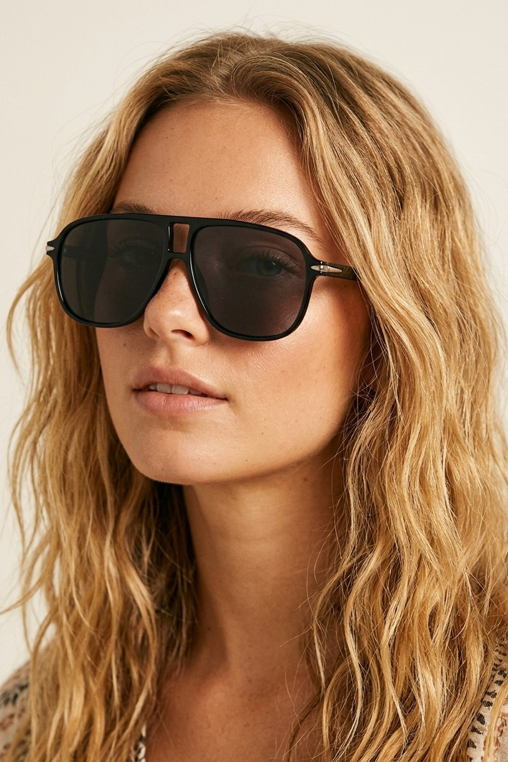 Occhiali da sole classici aviator con montatura quadrata oversize nera