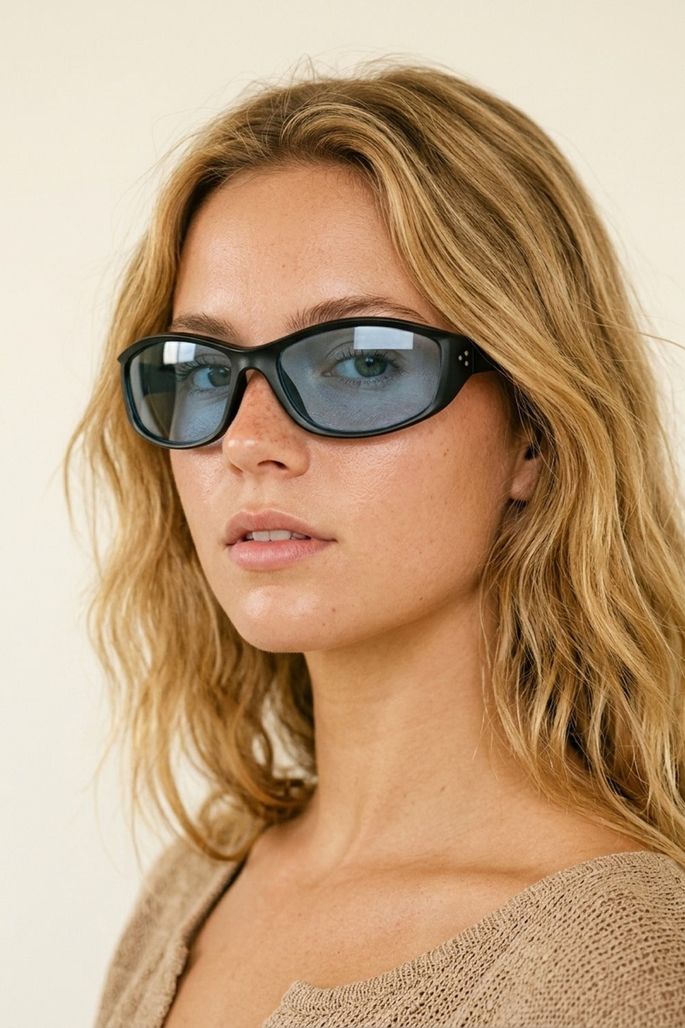 Occhiali da sole classici retrò con montatura ovale nera e lenti blu