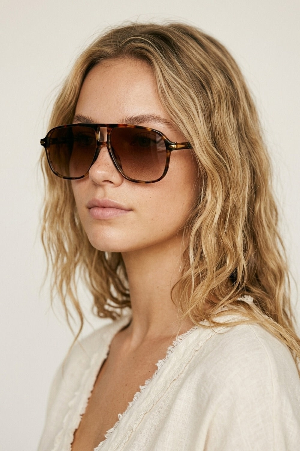 Occhiali da sole con lenti sfumate e montatura aviator in fantasia tartarugata multicolore