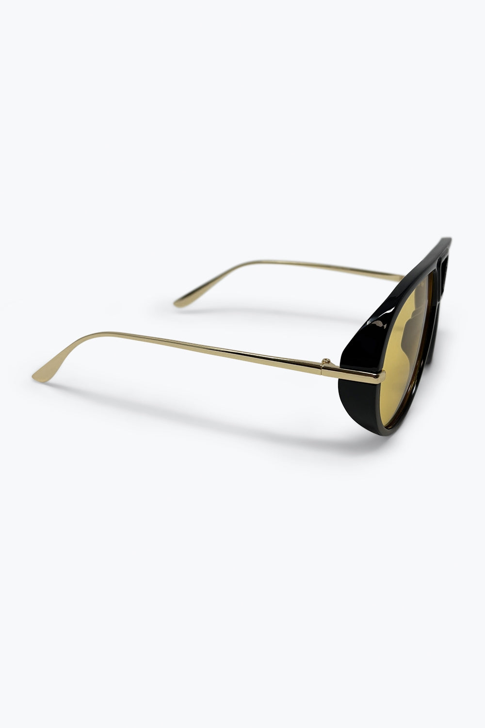 Occhiali da sole con montatura aviator nera e lenti oversize colorate gialle