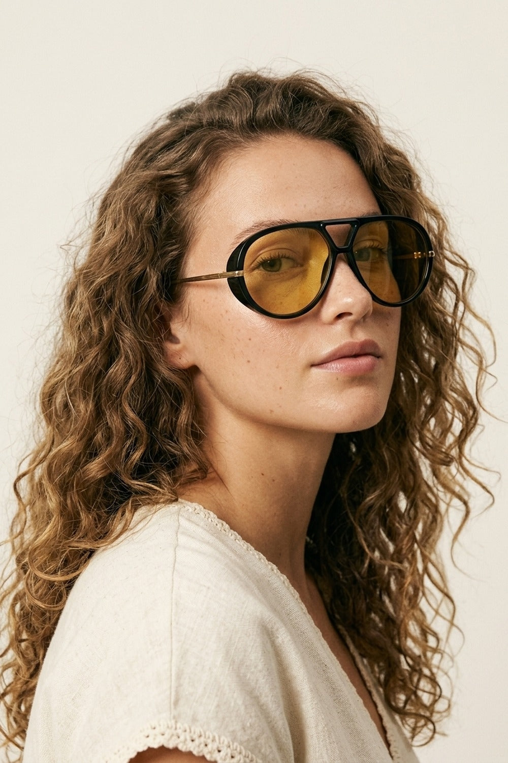 Occhiali da sole con montatura aviator nera e lenti oversize colorate gialle