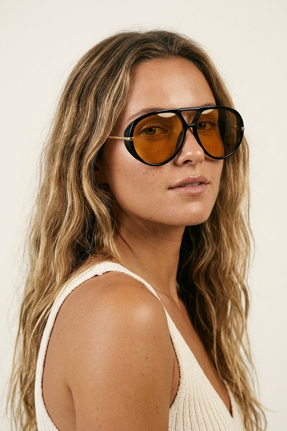 Occhiali da sole con montatura aviatore oversize nera con rifiniture in oro e lenti ambra