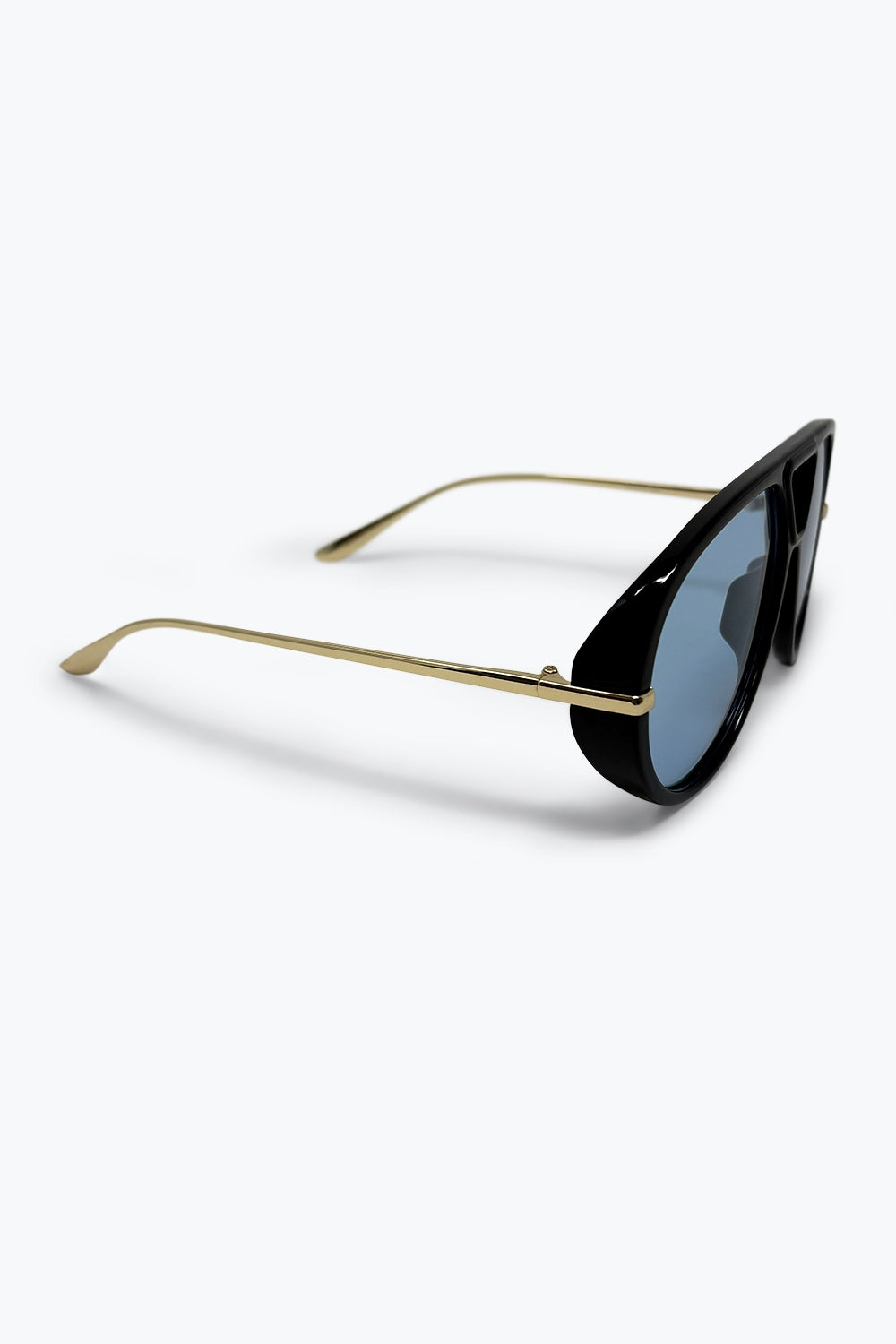 Occhiali da sole con montatura da aviatore oversize nera e lenti sfumate blu