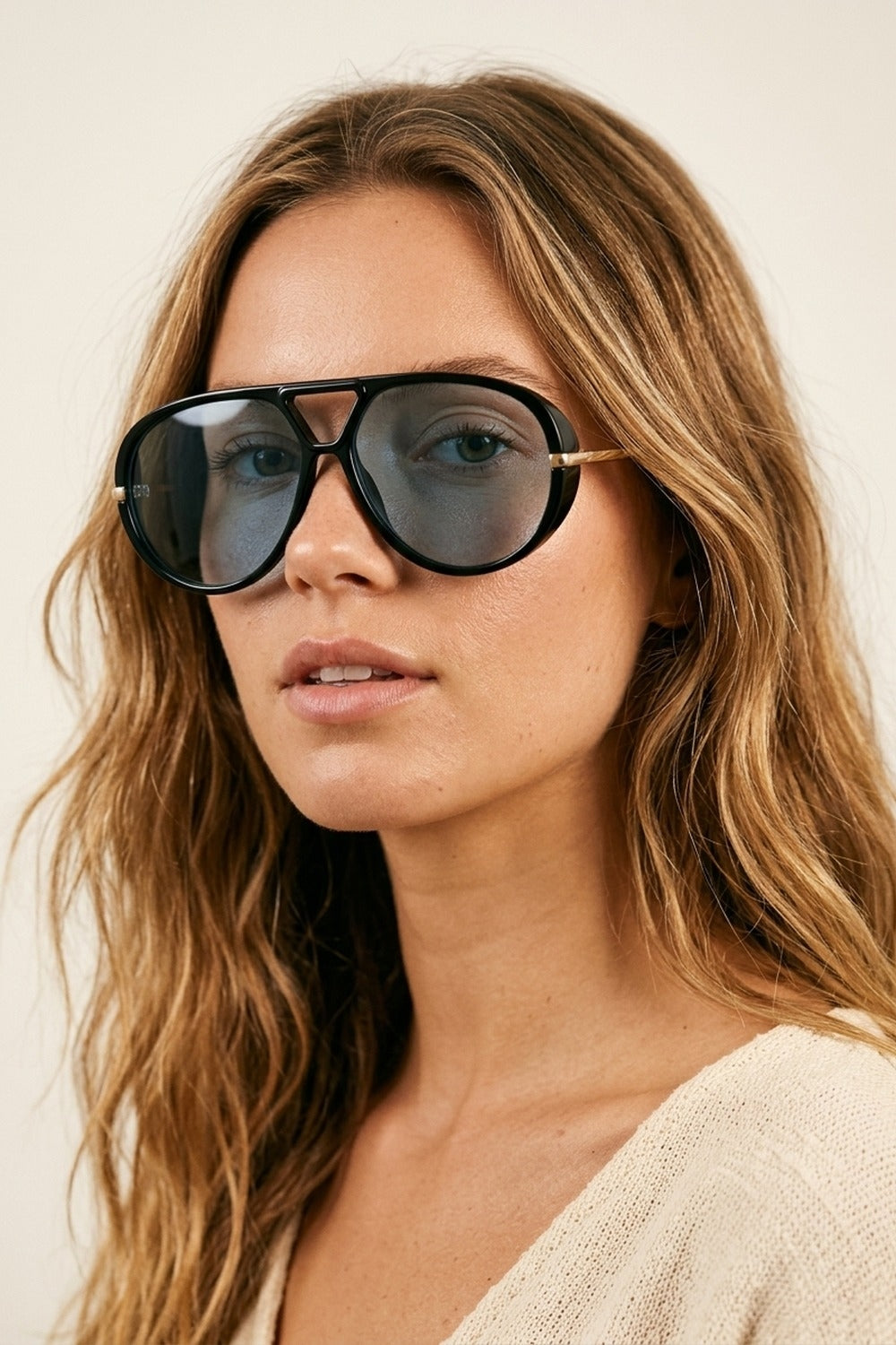Occhiali da sole con montatura da aviatore oversize nera e lenti sfumate blu