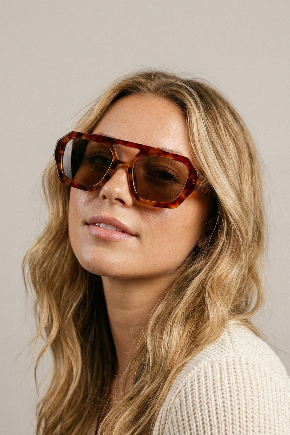 Occhiali da sole con montatura geometrica marrone tartaruga