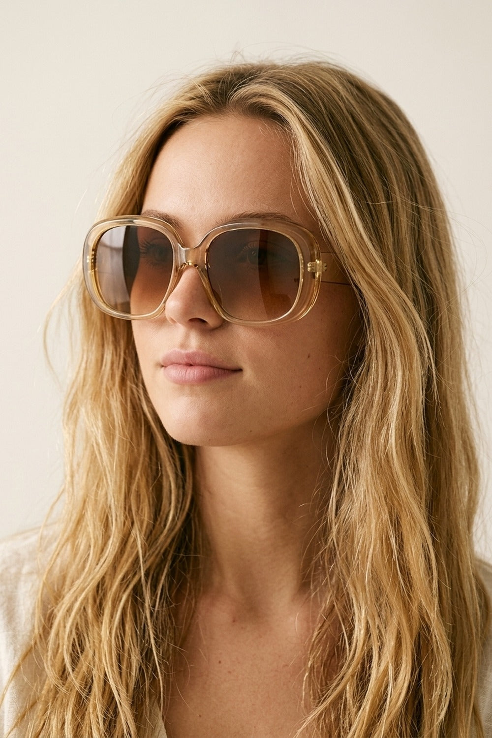 Occhiali da sole con montatura quadrata oversize beige con lenti sfumate