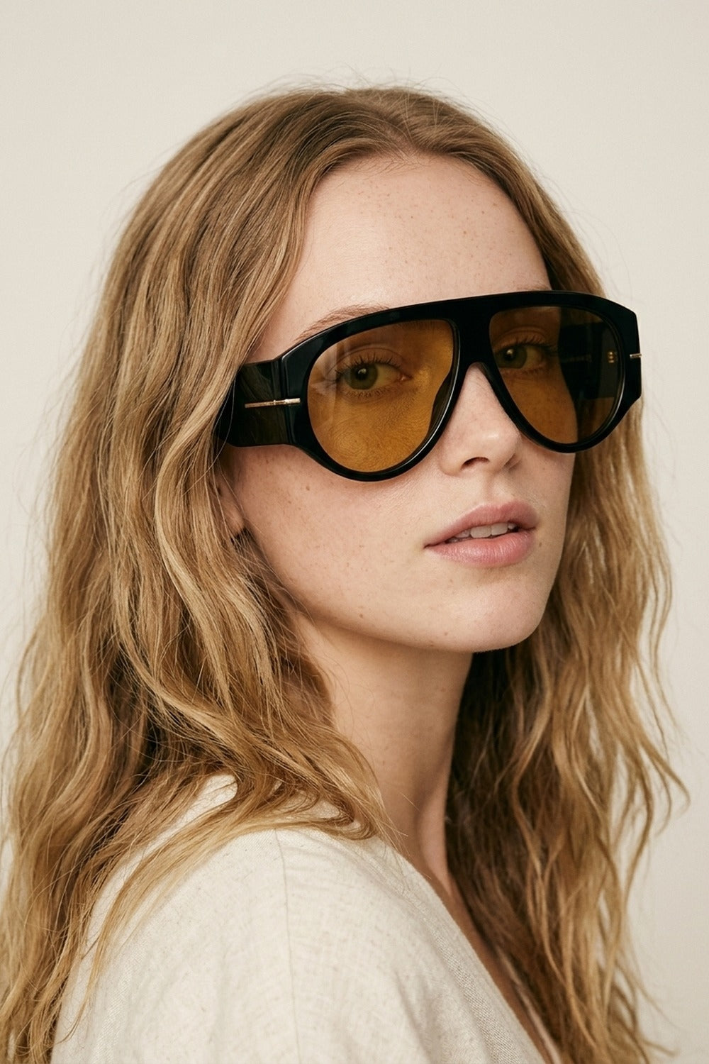 Occhiali da sole con montatura spessa e visiera larga in stampa beige tartarugata