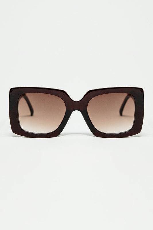 Q2 occhiali da sole dalla silhouette vintage con un sottile angolo cat-eye in bordeaux