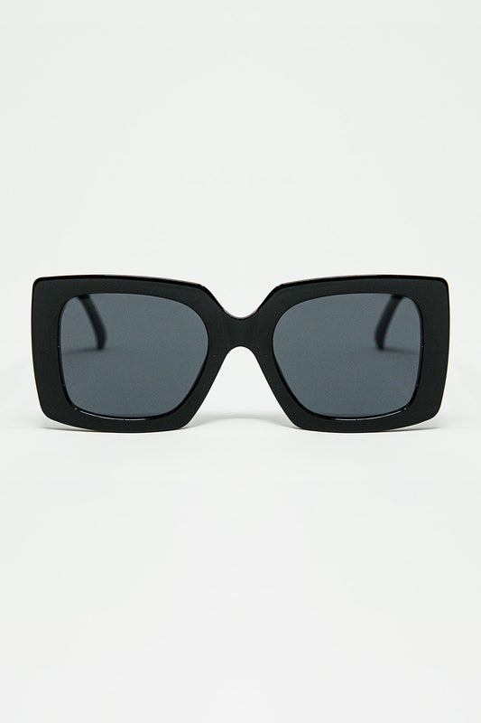 Q2 occhiali da sole dalla silhouette vintage con un sottile angolo cat-eye in nero